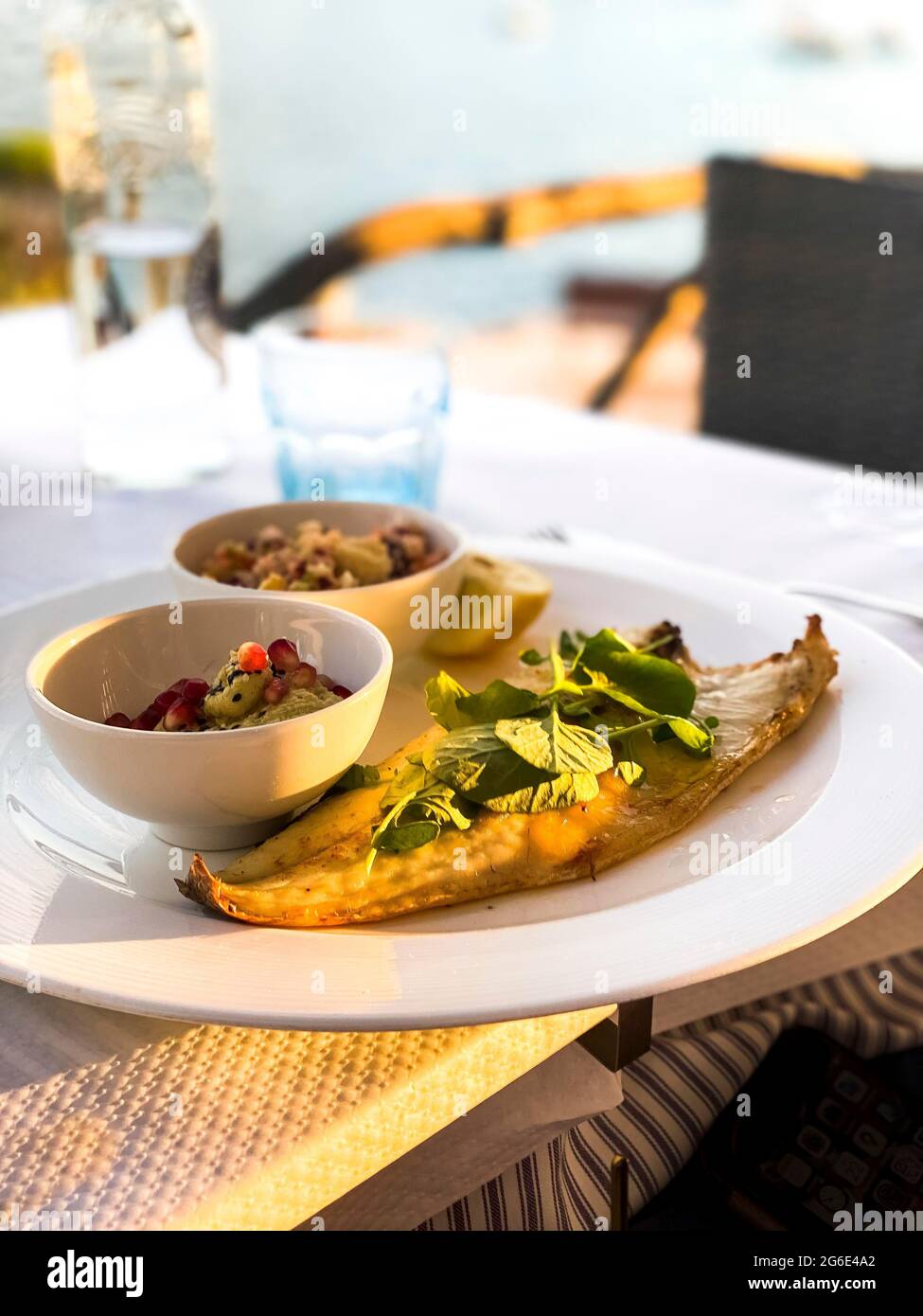 Filetto di rombo alla griglia con contorni, Port Andratx, Maiorca, Spagna Foto Stock