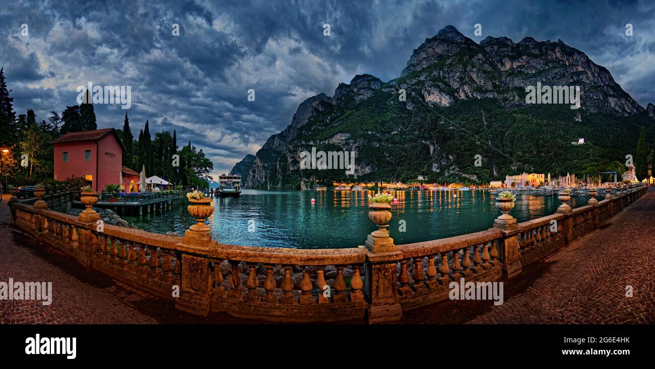 Passeggiata di Riva del Garda a nord del Lago di Garda, Riva del Garda, Trento, Trentino-Alto Adige, Italia Foto Stock