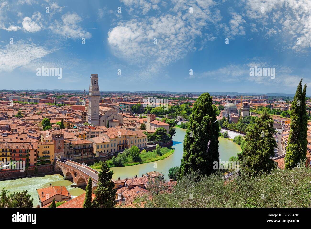 Vista sulla città di Verona con il ponte in pietra e il fiume Adige, Castel San Pietro, Verona, Veneto, Italia Foto Stock