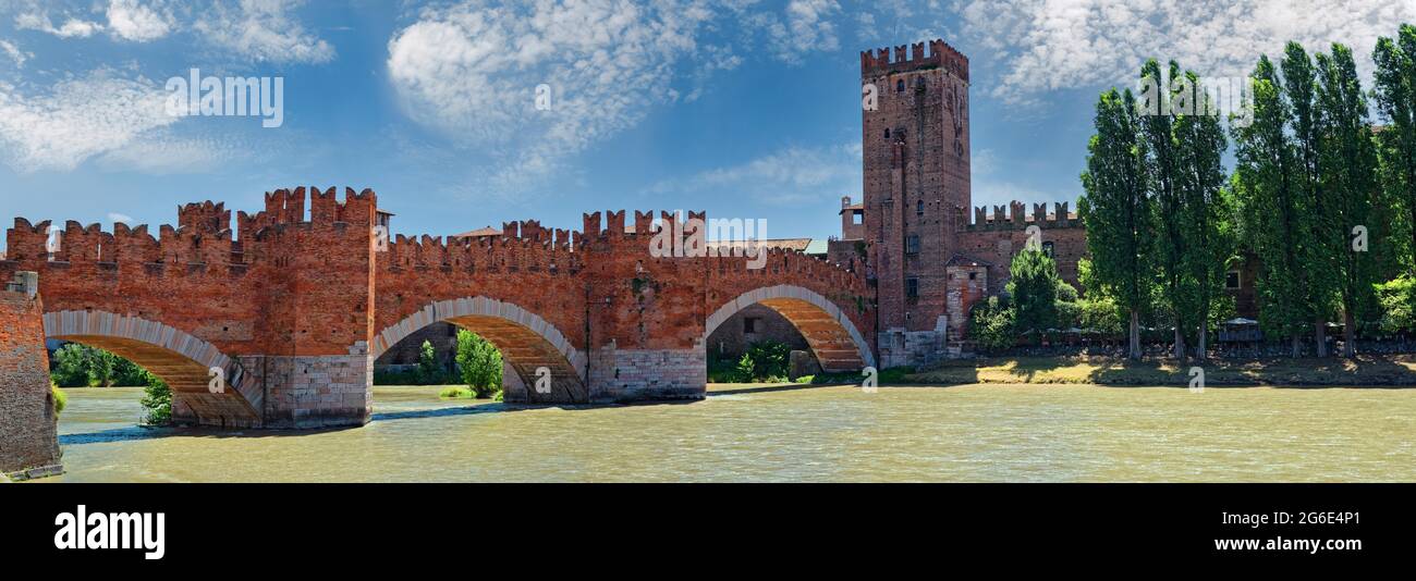 Fiume Adige con il ponte in pietra Ponte Scaligero, Verona, Veneto, Italia Foto Stock
