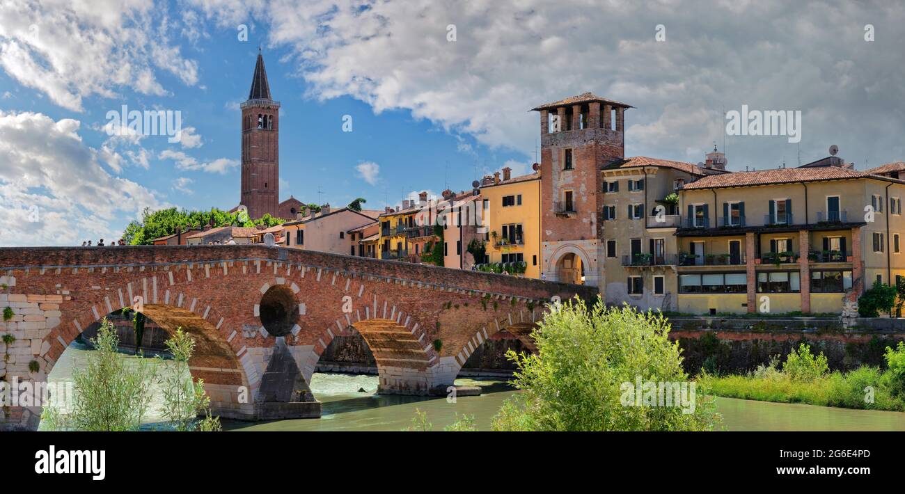 Fiume Adige con il ponte in pietra Ponte pietra, Verona, Veneto, Italia Foto Stock