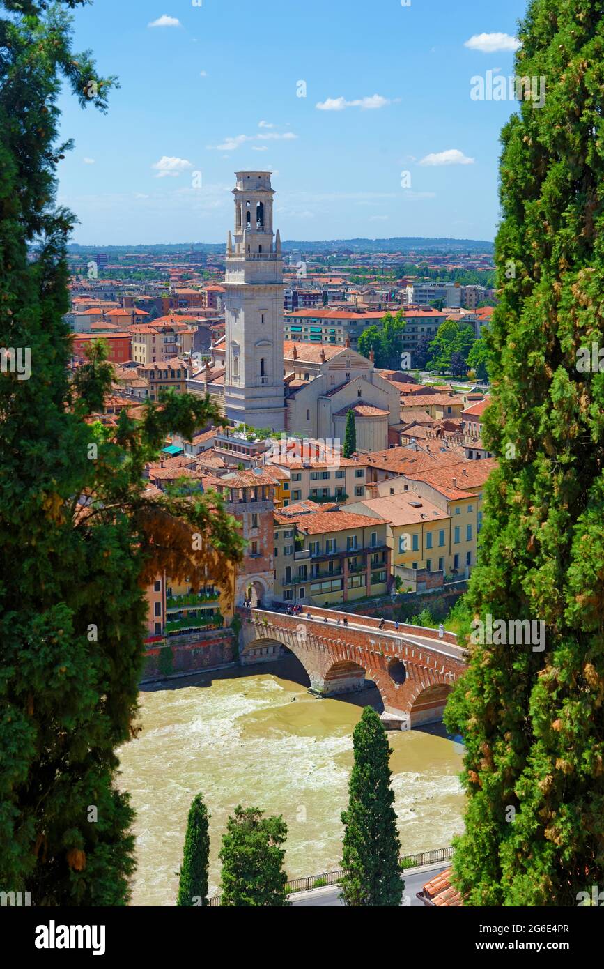 Vista sulla città di Verona con il ponte in pietra e il fiume Adige, Castel San Pietro, Verona, Veneto, Italia Foto Stock