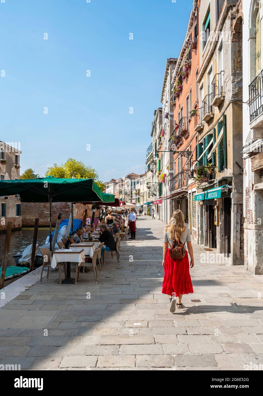 Giovane donna in abito rosso, Venezia, Veneto, Italia Foto Stock