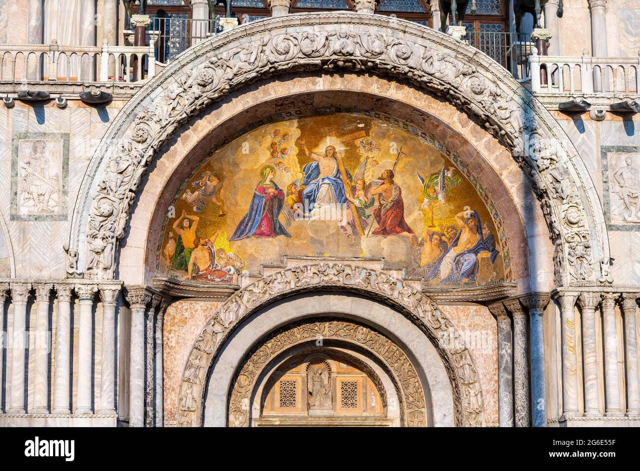 Ingresso alla Basilica di San Marco, alla Basilica di San Marco, alla Cattedrale con volta interna dorata, a Piazza San Marco, a Venezia, al Veneto, all'Italia Foto Stock