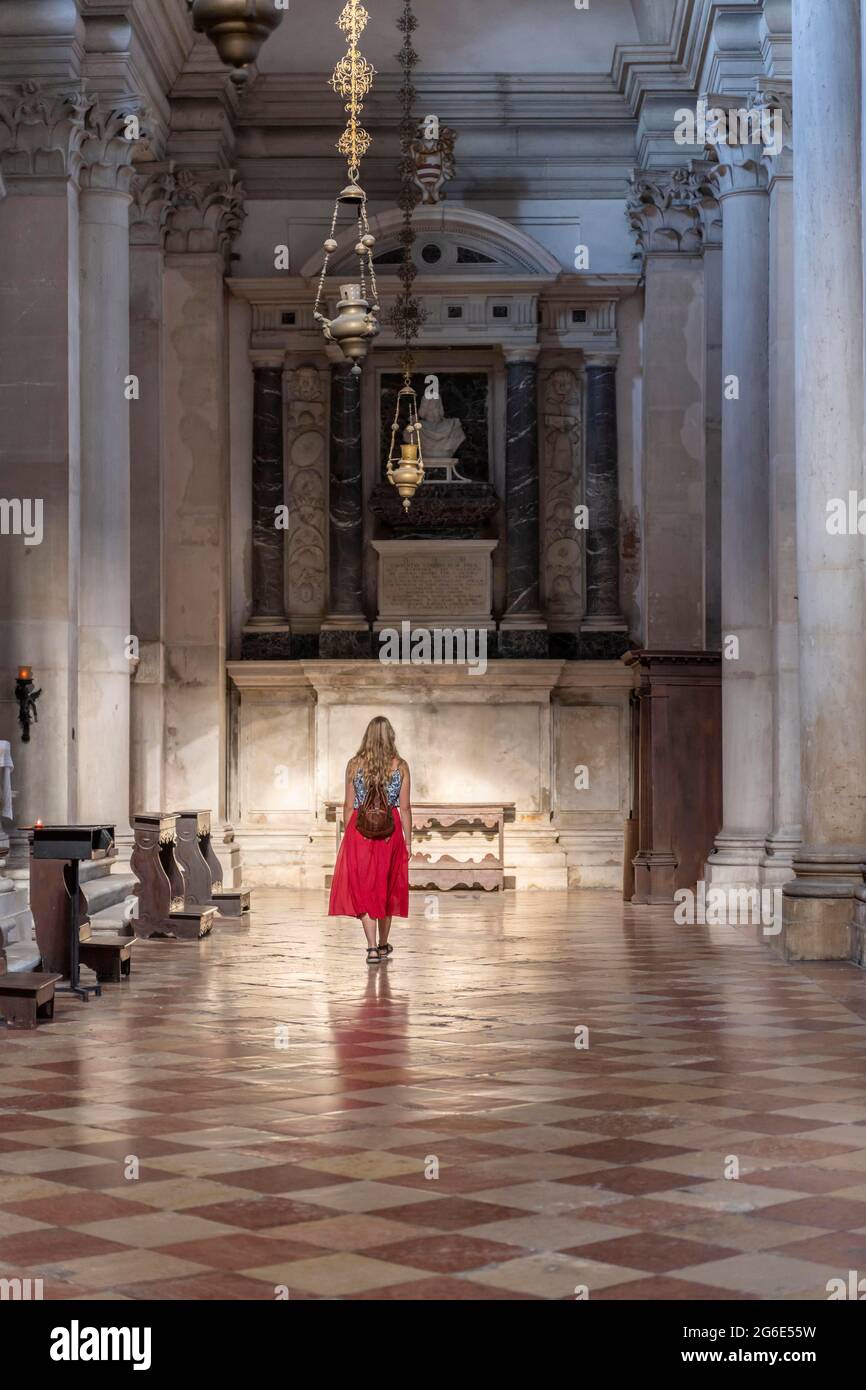 Giovane donna con abito nella chiesa di San Giorgio maggiore, Venezia, Veneto, Italia Foto Stock