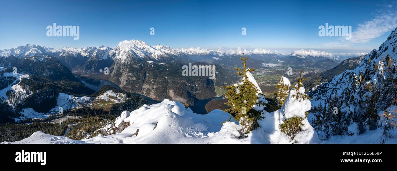 Panorama alpino in inverno con bel tempo, vista da Jenner a Koenigssee e Watzmann, Parco Nazionale Berchtesgaden, Alpi Berchtesgaden, Schoenau Am Foto Stock