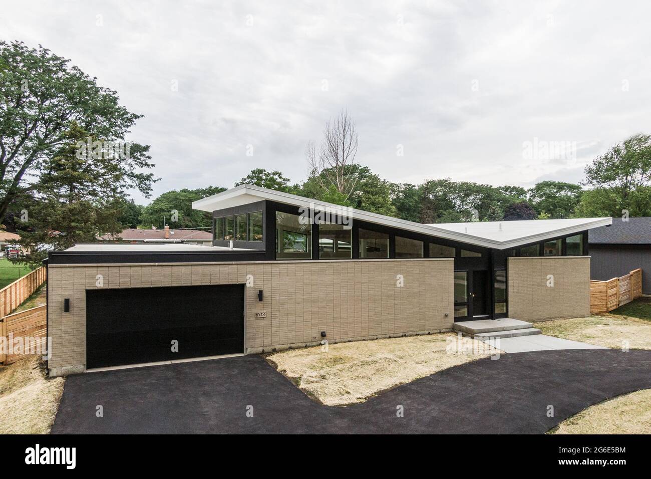 Nuova costruzione suburbana progettata in stile revival di metà secolo Foto Stock