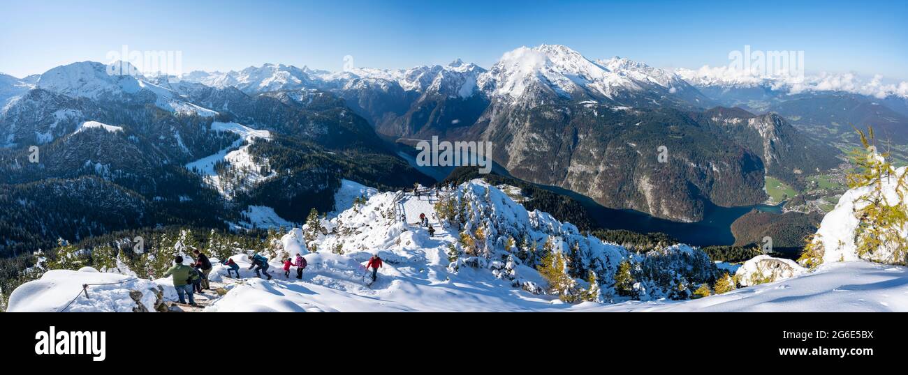 Panorama alpino in inverno con bel tempo, vista da Jenner a Koenigssee e Watzmann, Parco Nazionale Berchtesgaden, Alpi Berchtesgaden, Schoenau Am Foto Stock