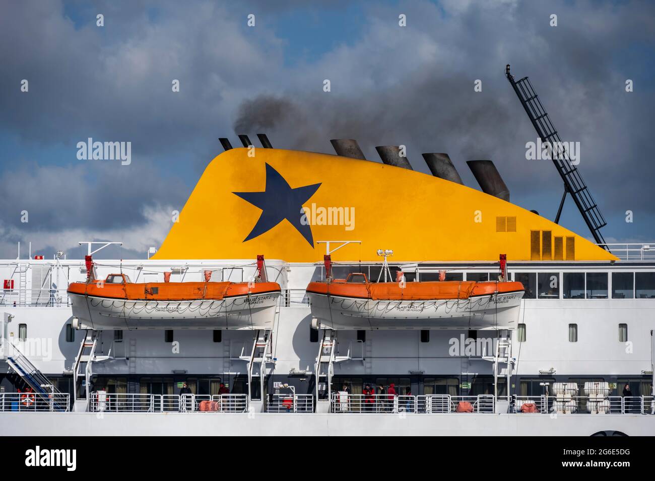 Fumo nero proveniente dai tubi di scarico di un traghetto, Syros, Cicladi, Grecia Foto Stock