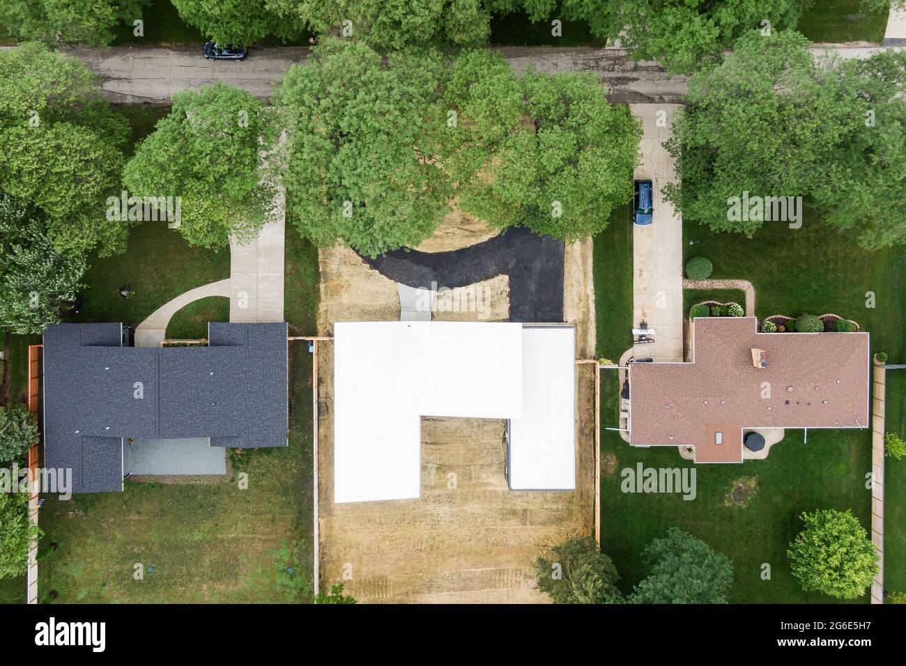 Nuova costruzione suburbana progettata in stile revival di metà secolo Foto Stock