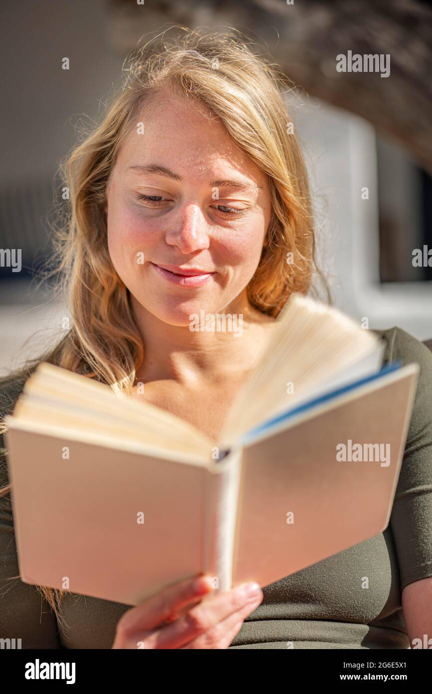 Giovane donna che legge un libro, Grecia Foto Stock