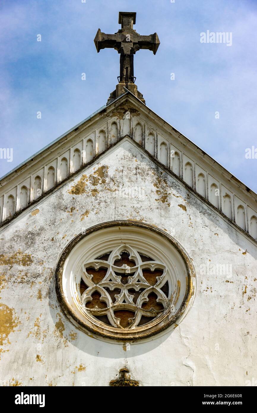 Croce sul tetto della chiesa in stile neo gotico. Foto Stock