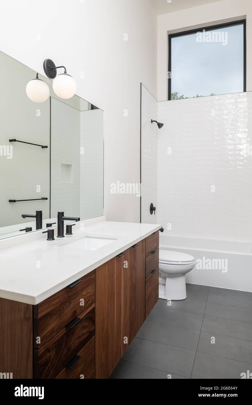 Nuova costruzione suburbana progettata in stile revival di metà secolo Foto Stock