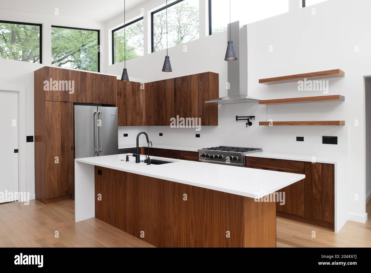 Nuova costruzione suburbana progettata in stile revival di metà secolo Foto Stock