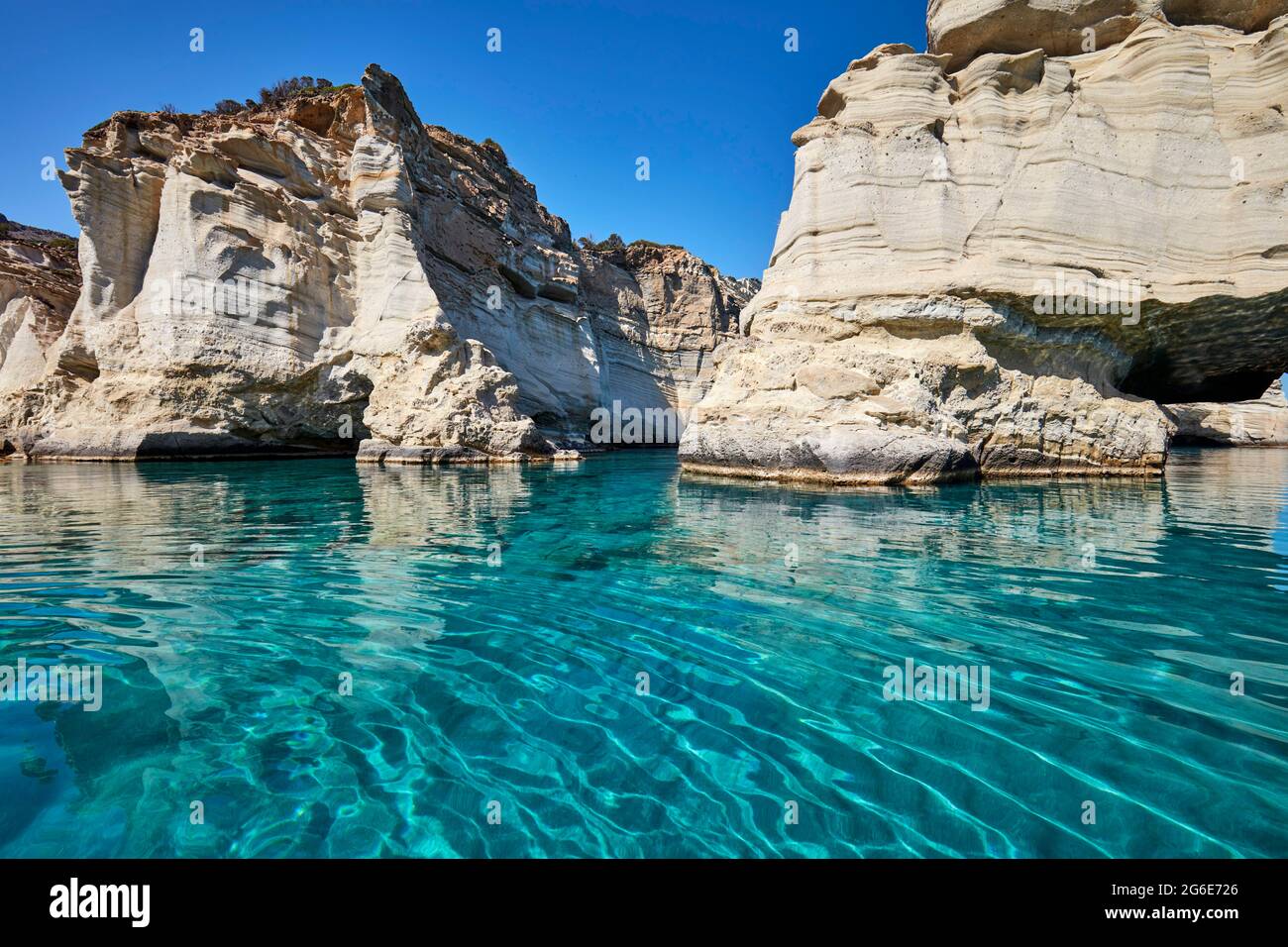 Acque turchesi cristalline e possenti formazioni rocciose, Kleftiko, Milos, Cicladi, Grecia Foto Stock