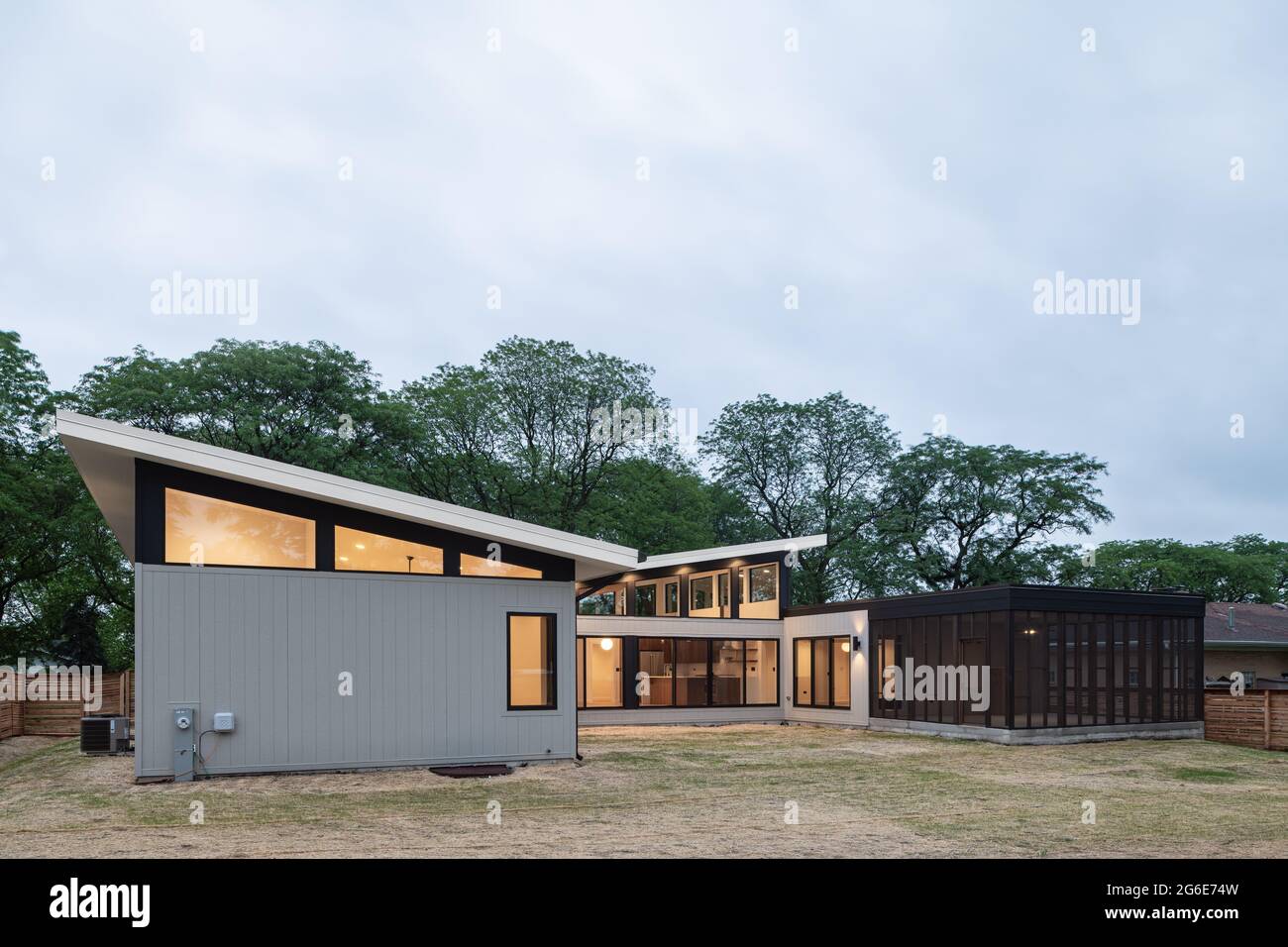 Nuova costruzione suburbana progettata in stile revival di metà secolo Foto Stock