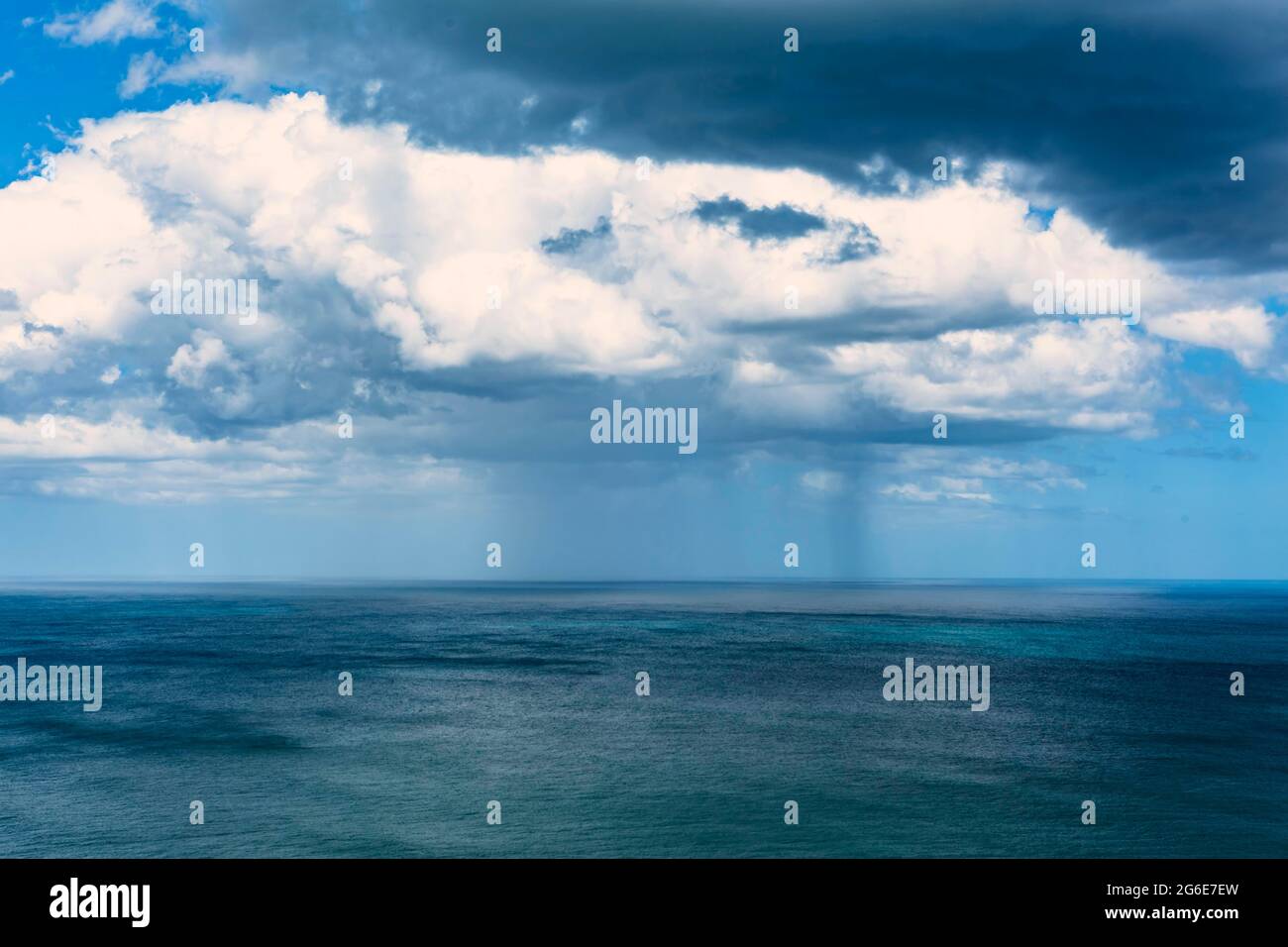 Nuvole di pioggia, Fletcher Bay, Coromandel, Isola del Nord, Nuova Zelanda Foto Stock
