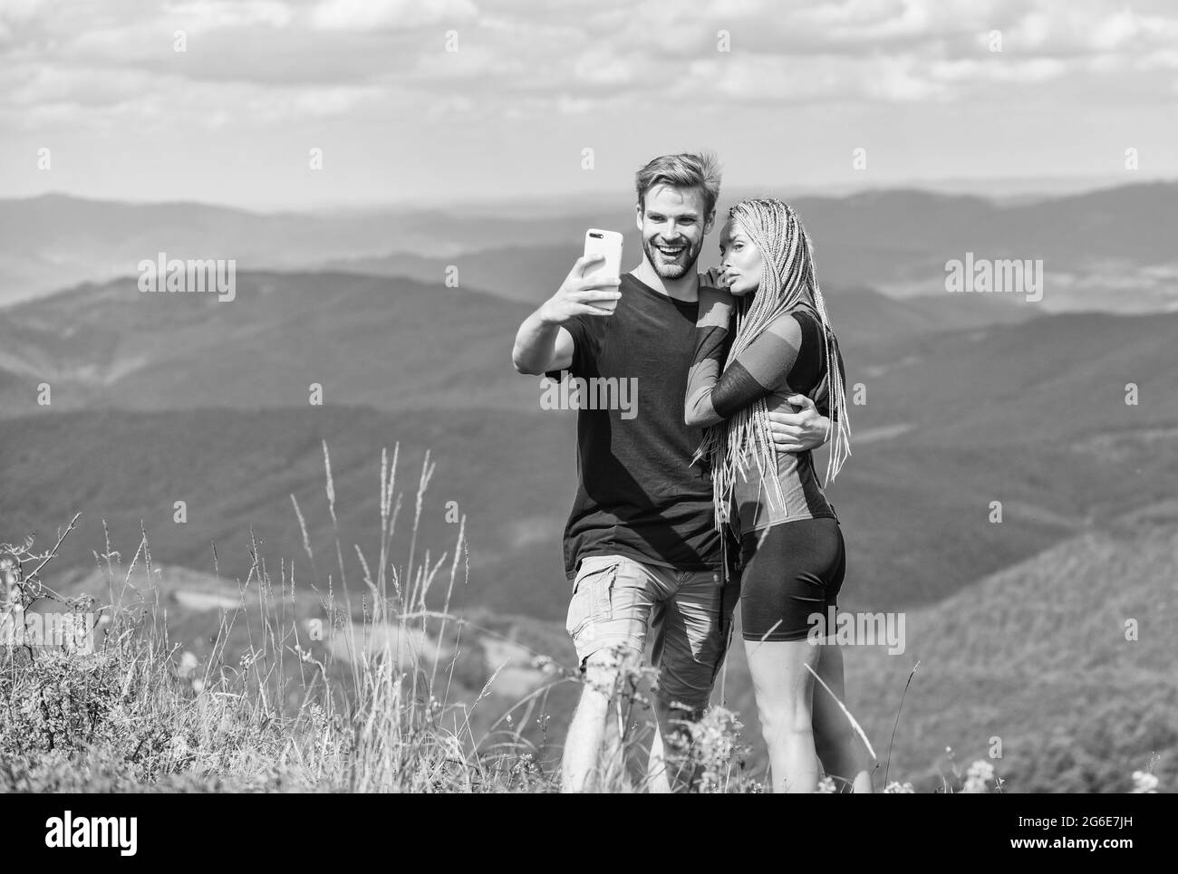 Nell'amore, felice di essere insieme, senso della libertà. Una coppia in viaggio fa selfie. Uomo e donna in montagna. Selfie romantico. San Valentino. Coppia in Foto Stock