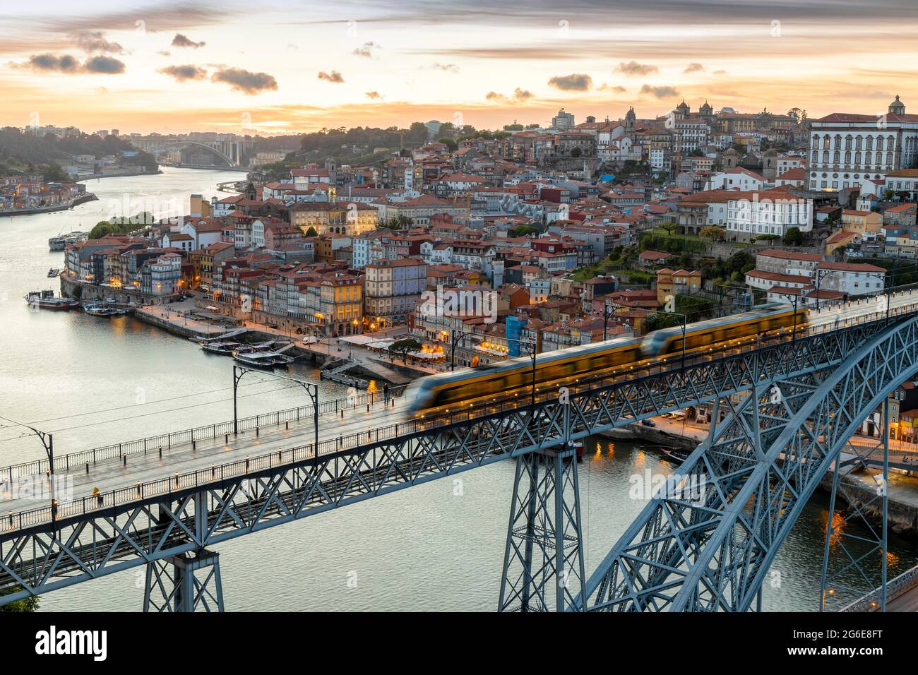 Skyline della storica città di Porto con il famoso ponte al tramonto, Portogallo Foto Stock