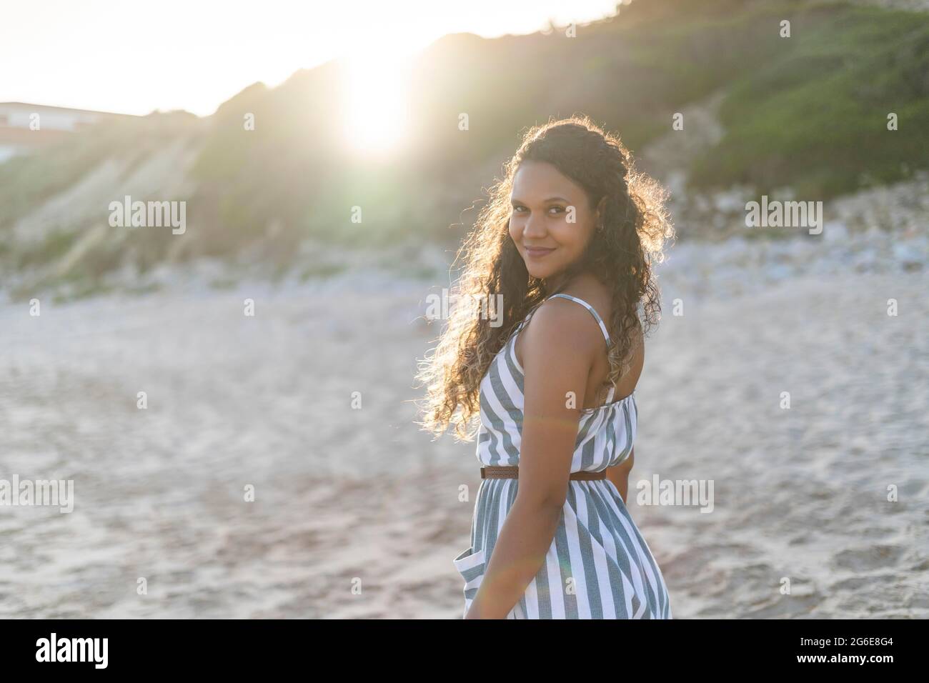 Ritratto di una bella giovane donna sulla spiaggia al tramonto ad Algarve, Portogallo Foto Stock