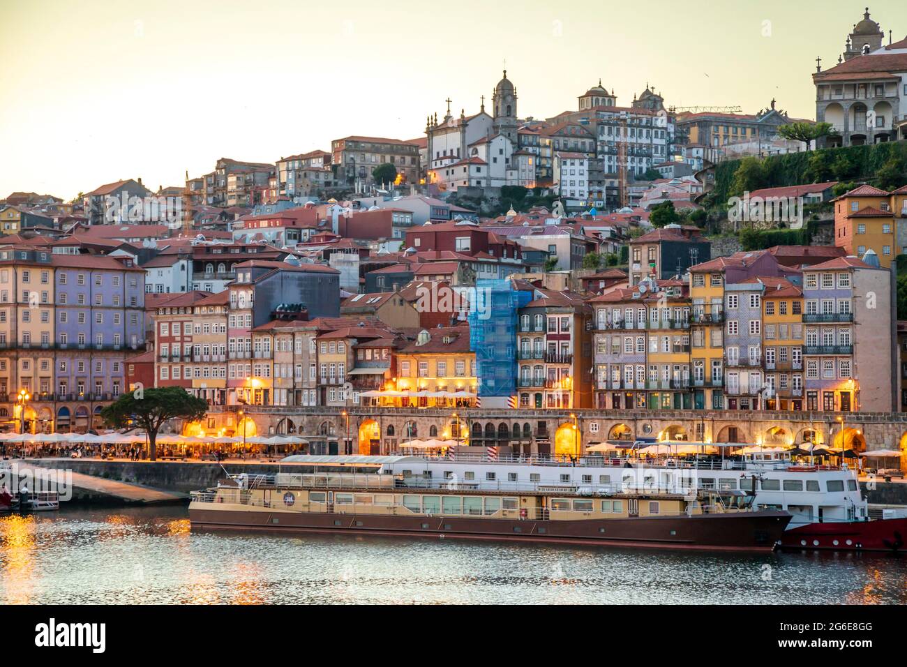 Centro storico della città di Porto al tramonto, Portogallo Foto Stock