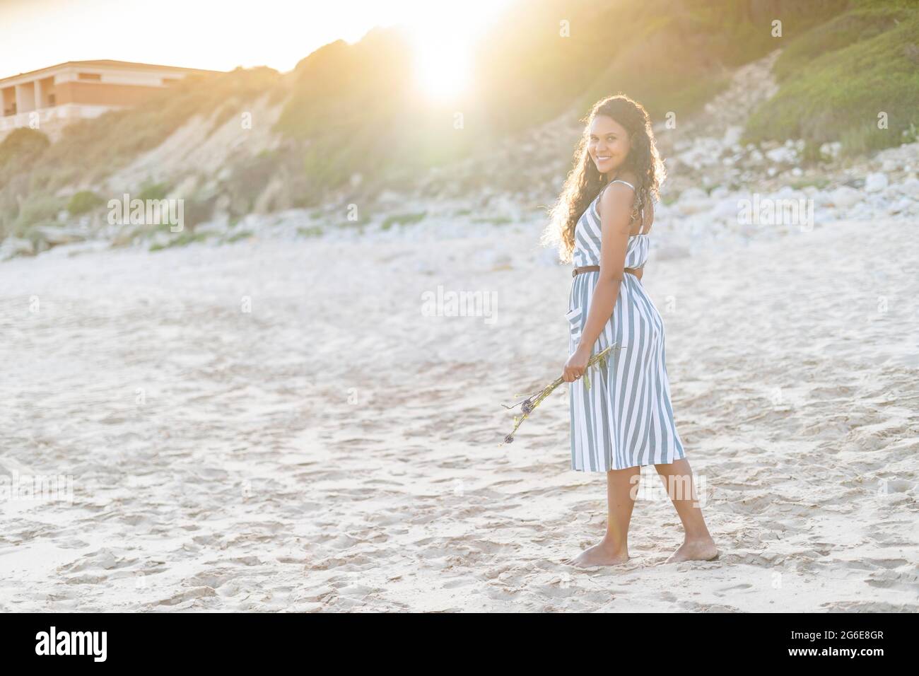 Ritratto di una bella giovane donna sulla spiaggia al tramonto ad Algarve, Portogallo Foto Stock