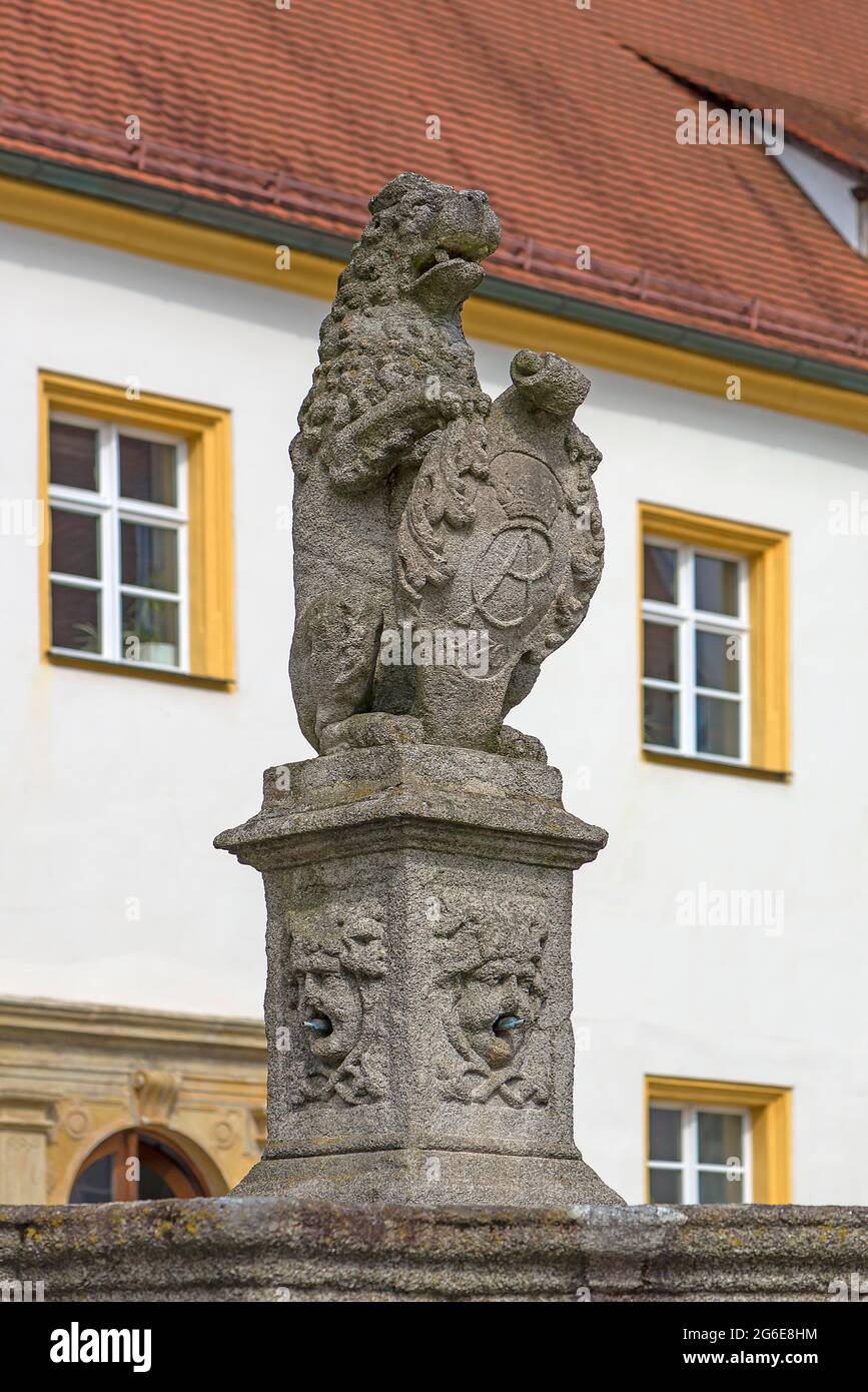 Leone con stemma come figura della fontana nel cortile del castello, Sulzbach-Rosenberg, Palatinato superiore, Baviera, Germania Foto Stock