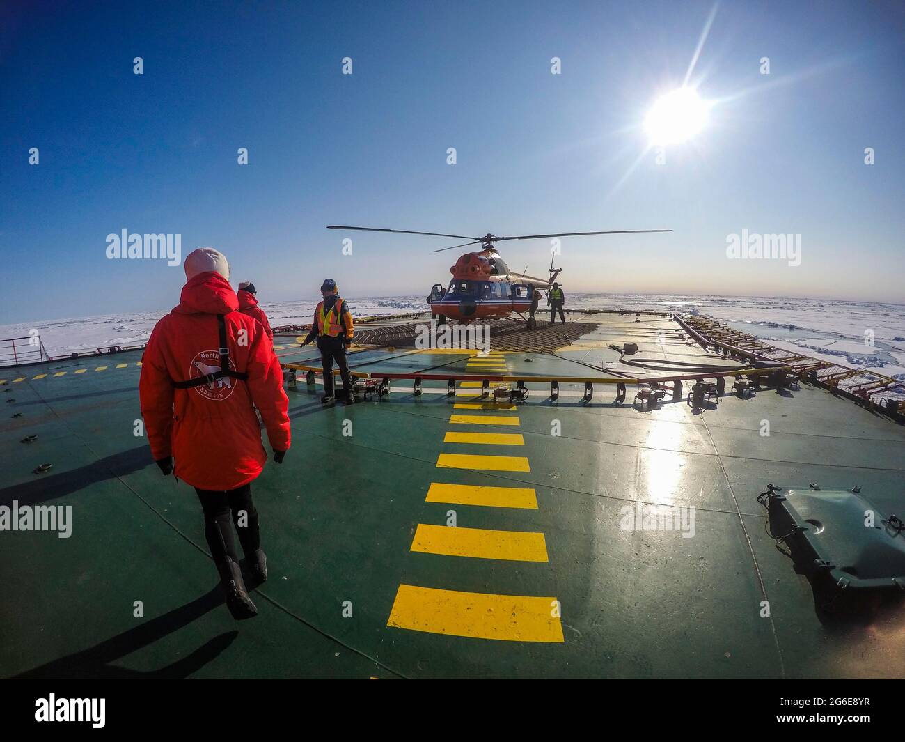 Elicottero sull'eliporto dell'Icebreaker '50 anni di vittoria' sulla sua strada per il Polo Nord rompendo attraverso il ghiaccio, Artico Foto Stock