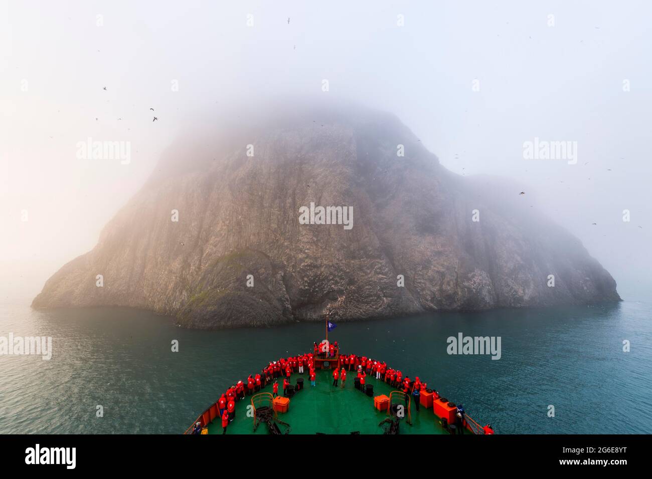 Rompighiaccio che si avvicina alla roccia di Skala Rubini o Rubini, l'arcipelago di Franz Josef Land, Russia Foto Stock