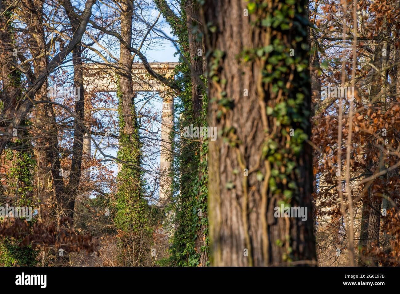 Rovine artificiali sul Ruinenberg in inverno, Potsdam, Brandeburgo, Germania Foto Stock