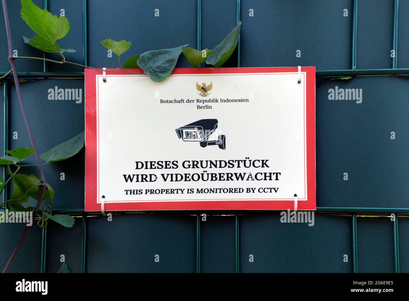 Cartello di videosorveglianza presso l'Ambasciata della Repubblica d'Indonesia Berlino, Berlino, Germania Foto Stock