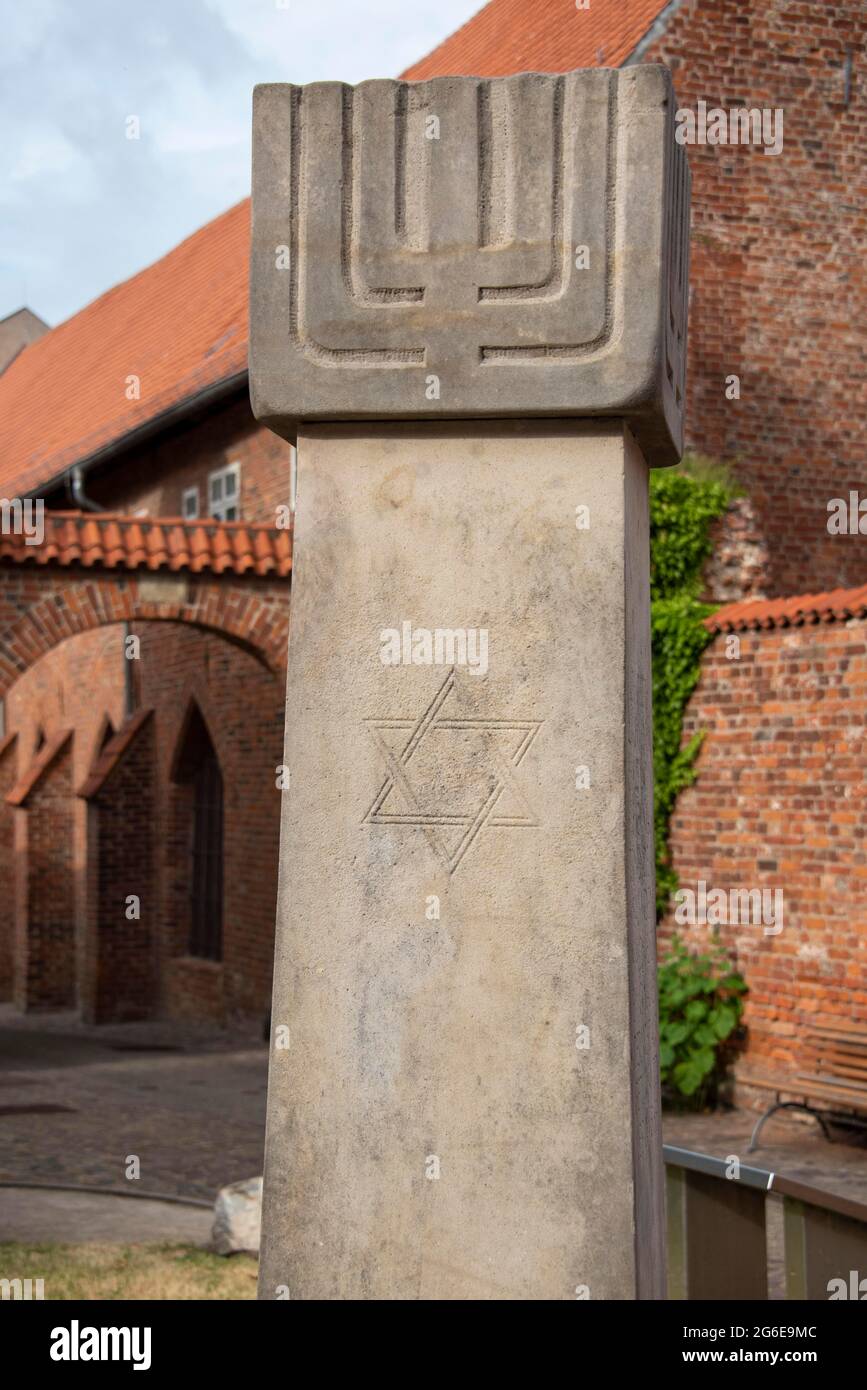 Stele commemorativo all'espulsione e allo sterminio degli ebrei di Stralsund a Johanniskloster, città anseatica di Stralsund, Meclemburgo-Pomerania occidentale Foto Stock
