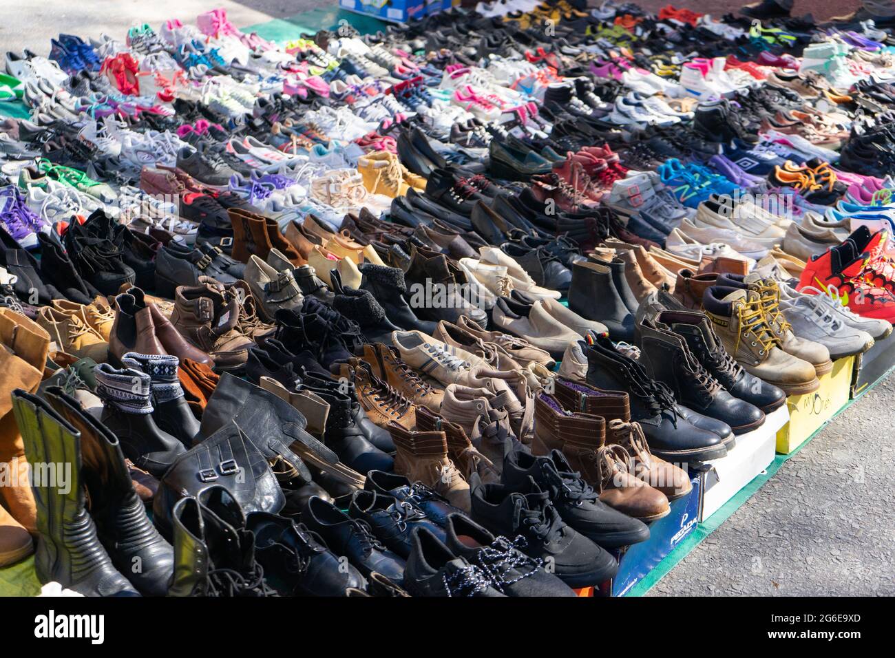 Scarpe usate in vendita nelle fiere di strada. Montevideo, Uruguay Foto  stock - Alamy