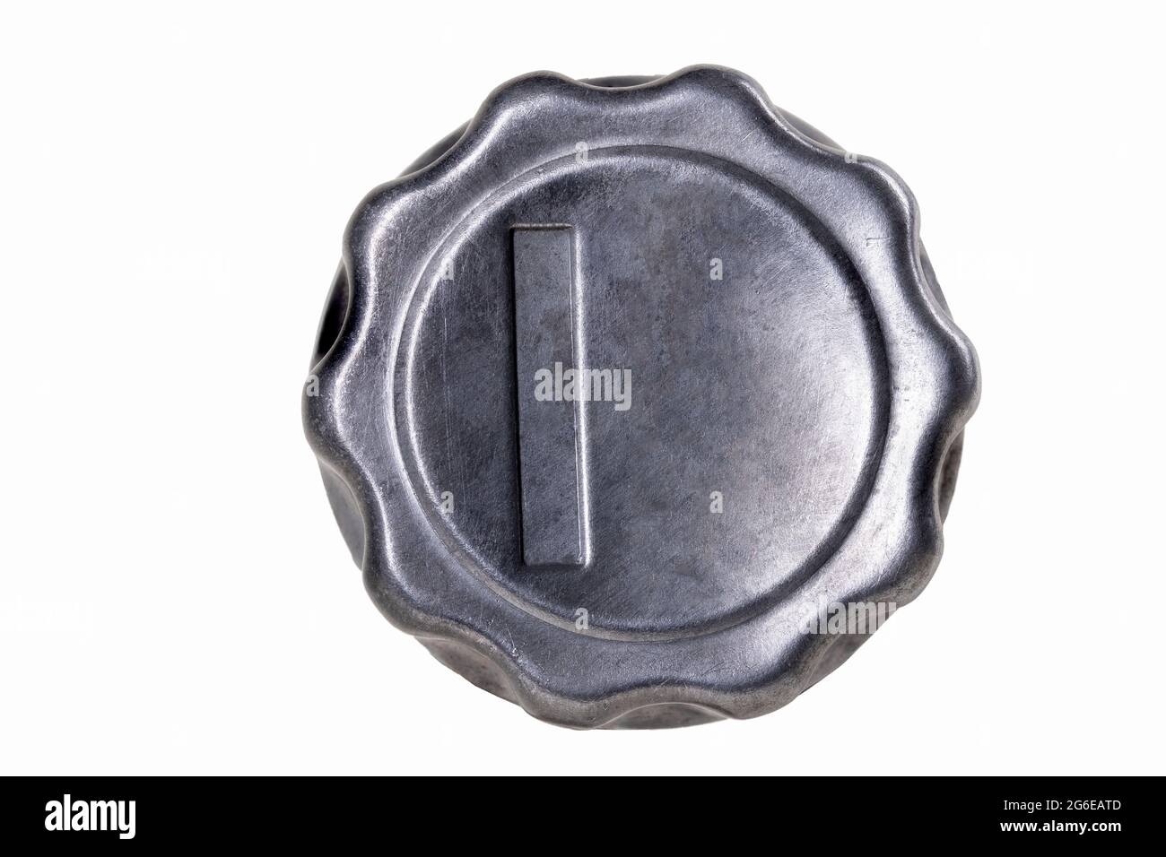 Tappo del bocchettone di rifornimento carburante in metallo di un carrello. Chiusura del serbatoio del carburante nella vettura. Sfondo isolato. Foto Stock