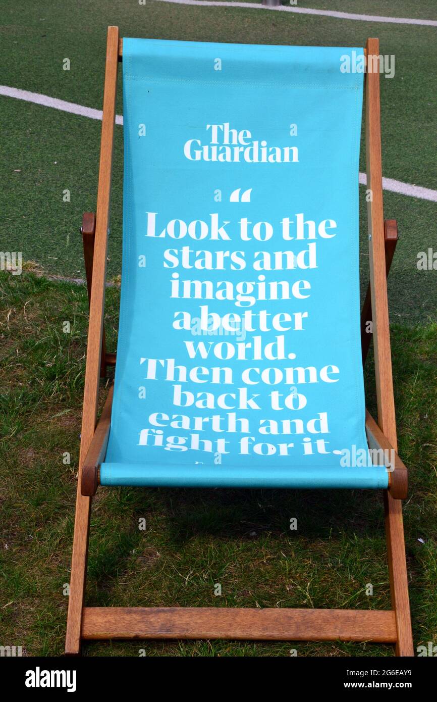 Una sedia a sdraio che pubblicizzerà il giornale Guardian al Manchester International Festival di Manchester, regno unito, con un messaggio "lotta per un mondo migliore" Foto Stock