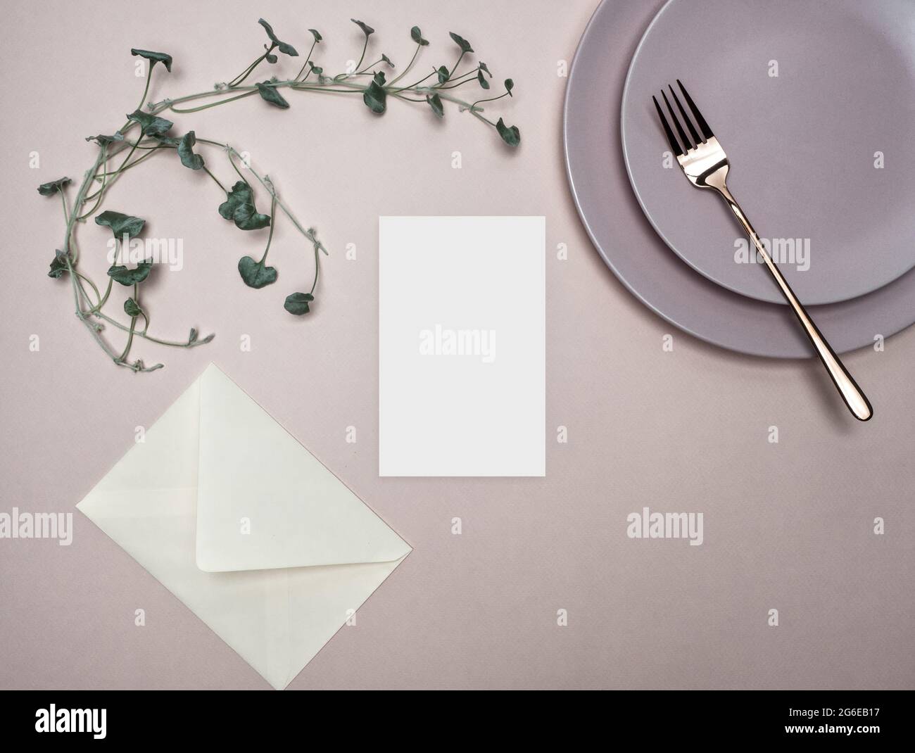 Menu mockup con verde fogliame. Tavolo per matrimoni e compleanni. Vista dall'alto. Foto Stock