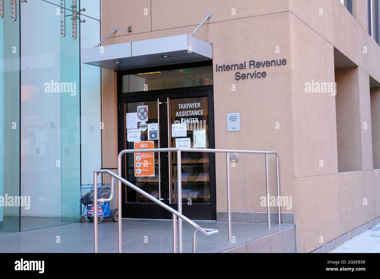 Vista esterna del centro di assistenza contribuente del servizio delle entrate interne di San Jose, California; centro di assistenza clienti per l'assistenza ai contribuenti. Foto Stock