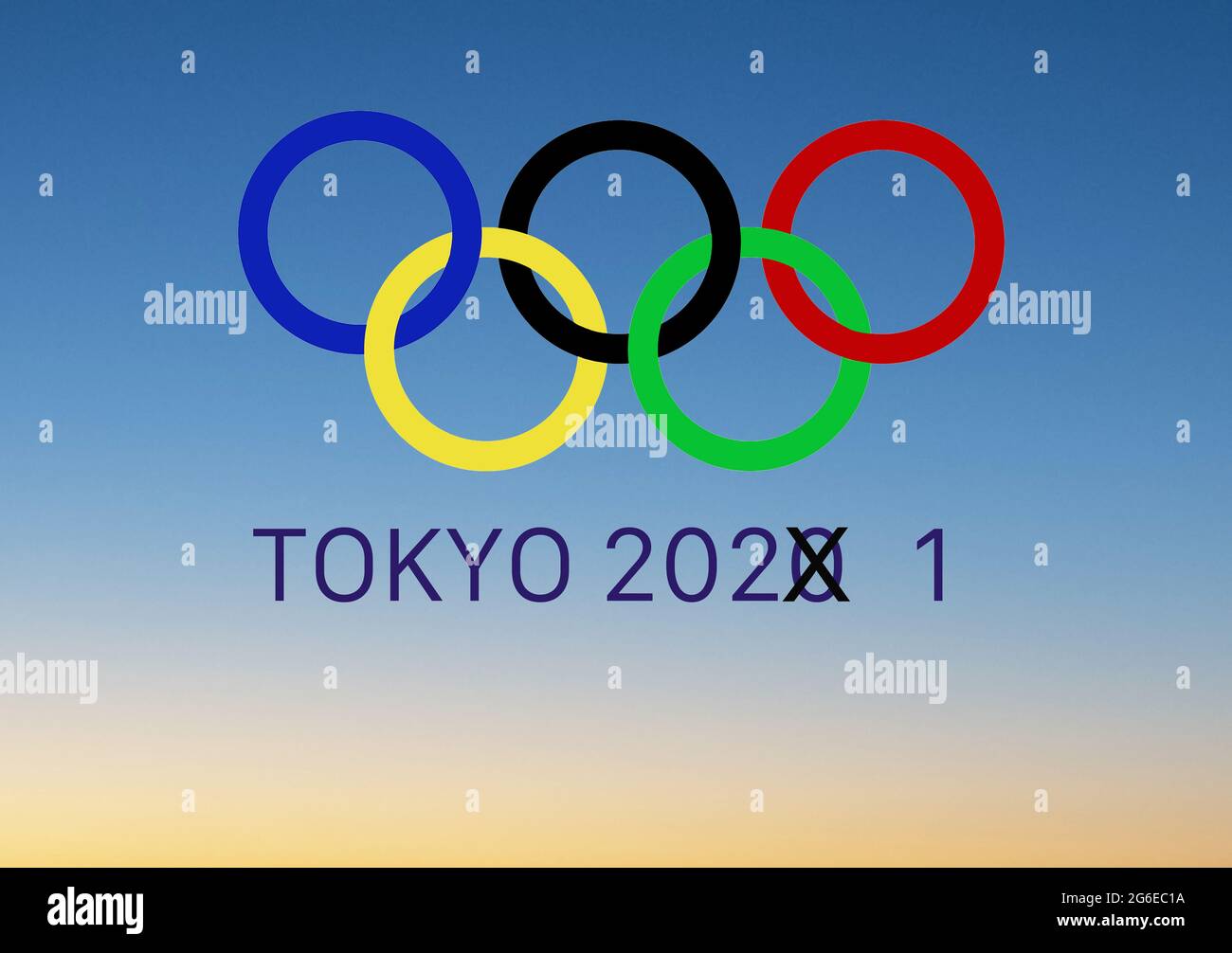 Udine, Italia, luglio 2021. Il concetto di confusione creato mantenendo l'anno 2020 nel simbolo delle Olimpiadi di Tokyo, che invece si svolgono Foto Stock
