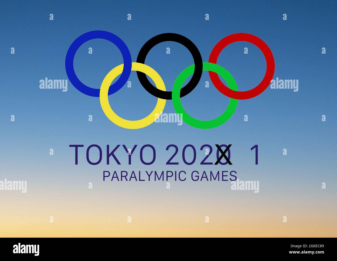 Udine, Italia, luglio 2021. Il concetto di confusione creato mantenendo l'anno 2020 nel simbolo delle Olimpiadi di Tokyo, che invece si svolgono Foto Stock