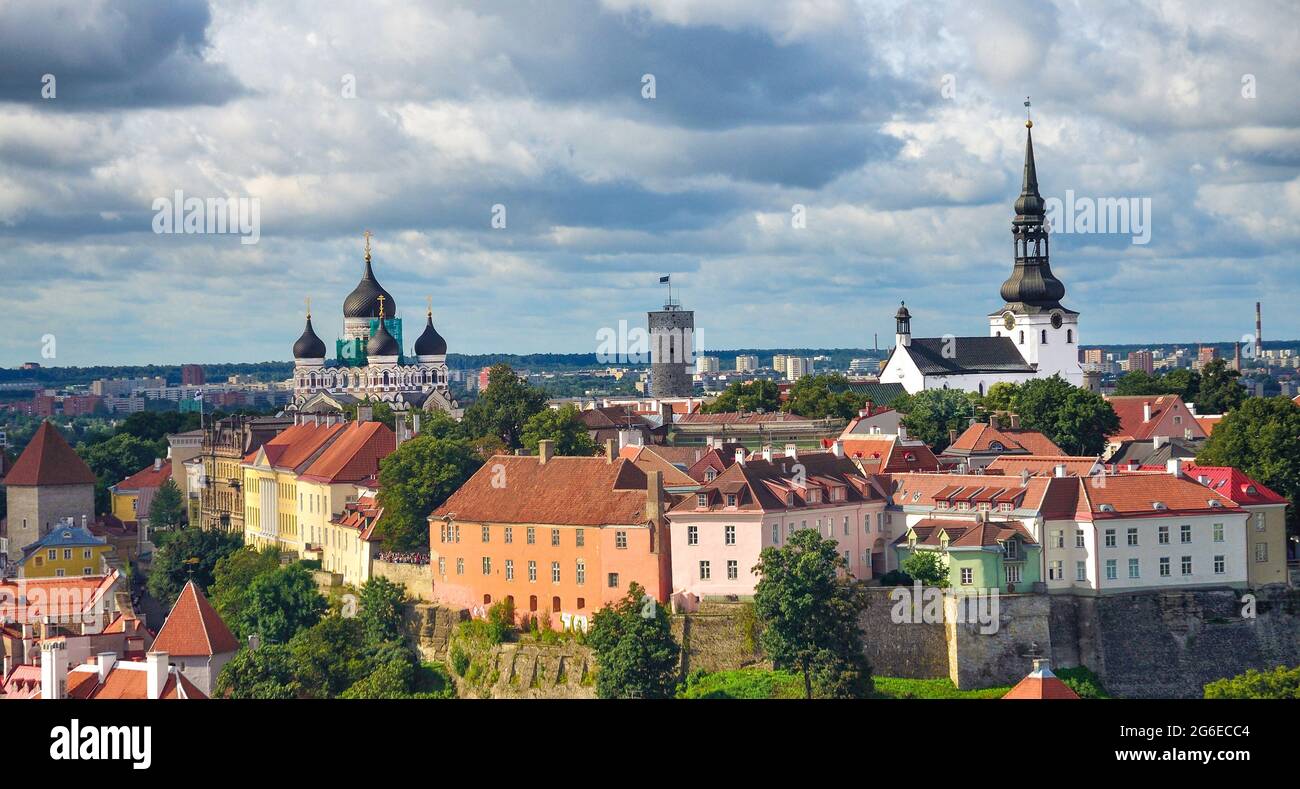 Tallinn, skyline della città vecchia, Estonia. Vista panoramica della città vecchia in estate con un cielo nuvoloso drammatico. Case colorate e cattedrali Foto Stock