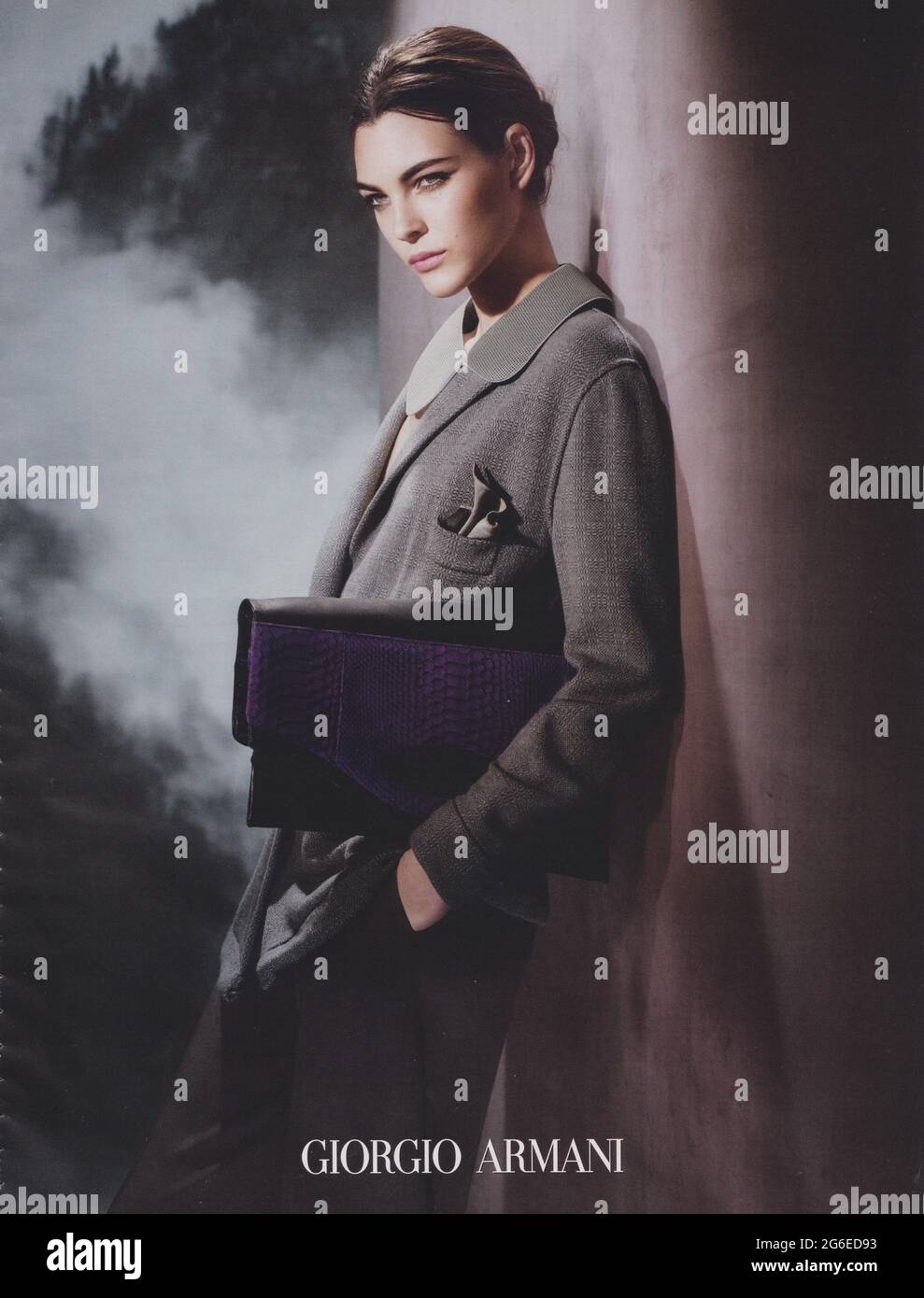 Poster pubblicitari Giorgio Armani con Vittoria Ceretti in magazzino carta dal 2015 anno, pubblicità creative Giorgio Armani annuncio da 2010s Foto Stock