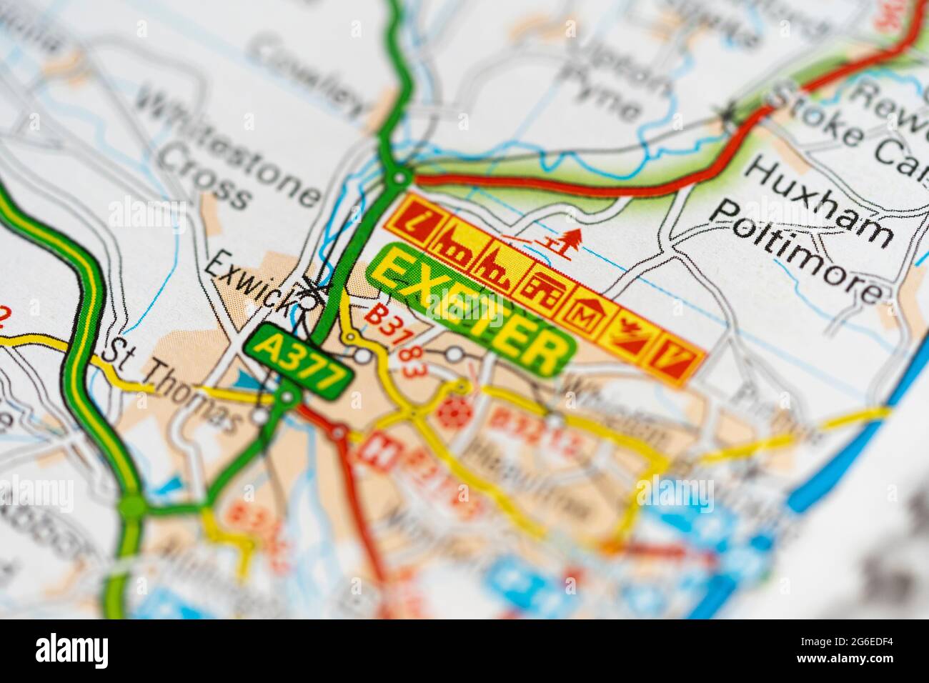 Un closeup macro di una pagina in un atlante di carta stradale stampata che mostra la città di Exeter in Inghilterra Foto Stock