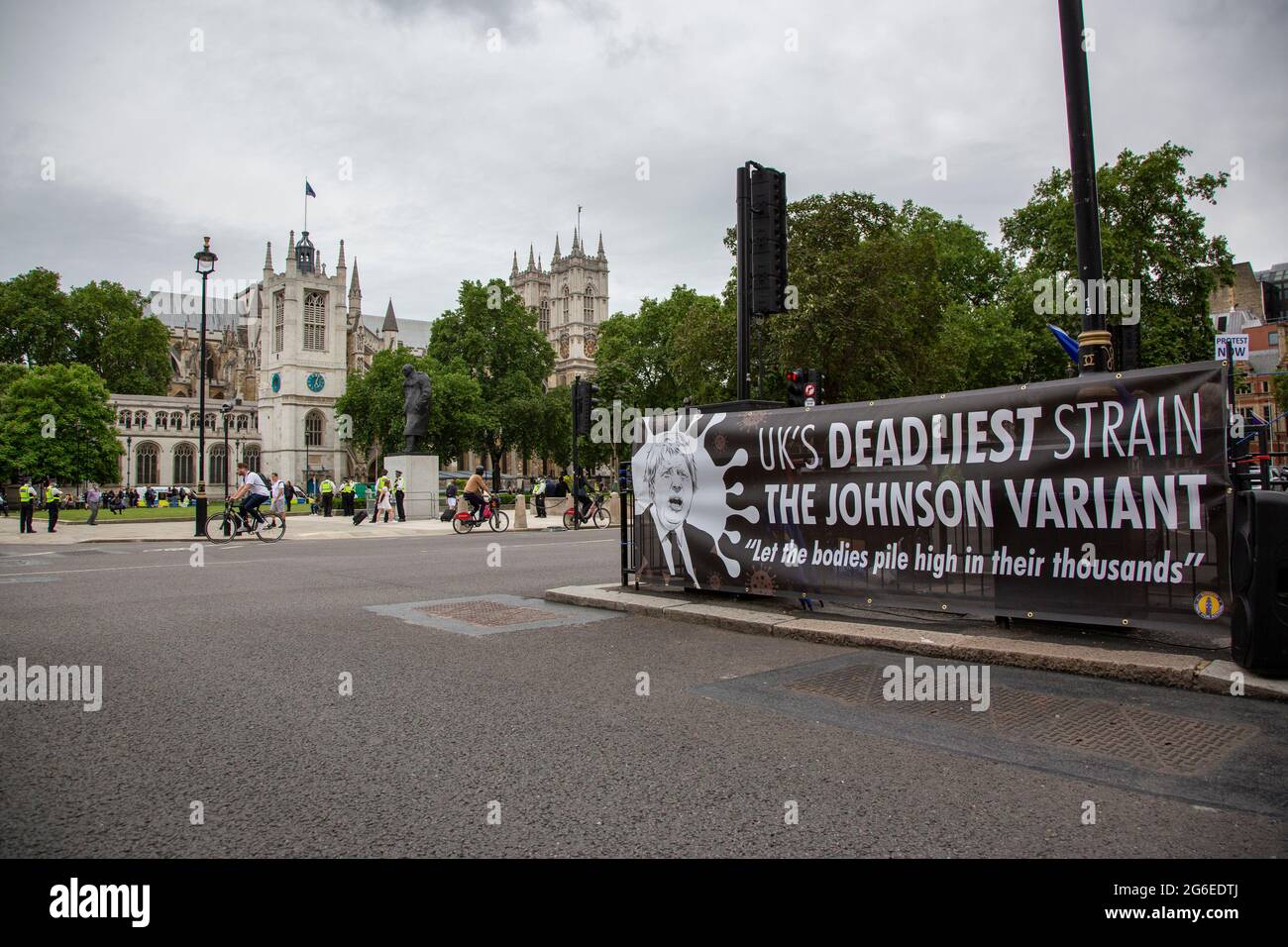 "Il ceppo più letale del Regno Unito - la variante Johnson" - i manifestanti del gruppo Sodem Action guidato dall'attivista pro-UE Steve Bray hanno organizzato una protesta su Whiteh Foto Stock