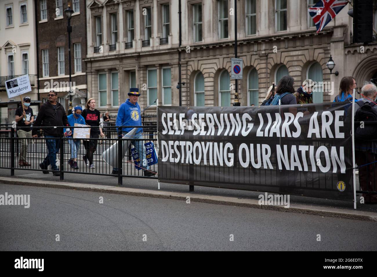 "I bugiardi autogovernanti stanno distruggendo la nostra nazione" - i manifestanti del gruppo Sodem Action, guidato dall'attivista pro-UE Steve Bray, hanno protestato contro il bianco Foto Stock