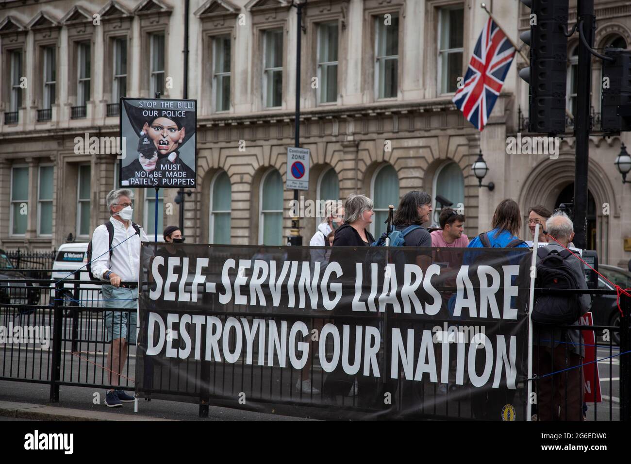 "I bugiardi autogovernanti stanno distruggendo la nostra nazione" - i manifestanti del gruppo Sodem Action, guidato dall'attivista pro-UE Steve Bray, hanno protestato contro il bianco Foto Stock