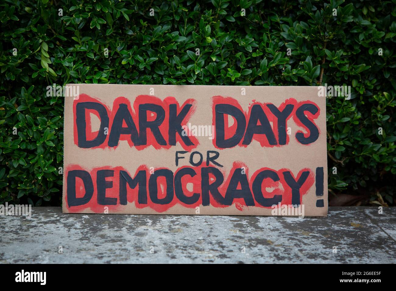 "Dark Days of Democracy" segno di protesta contro una protesta di Kill the Bill in Parliament Square, Londra, 5.7.2021 Foto Stock