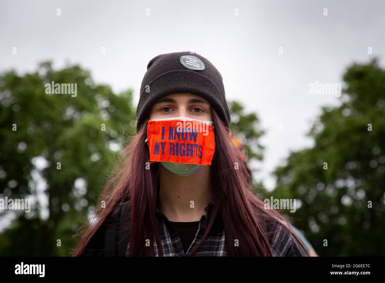 Una donna indossa una maschera che dice 'conosco i miei diritti' ad una protesta di Kill the Bill in Parliament Square, Londra, 5.7.2021 Foto Stock