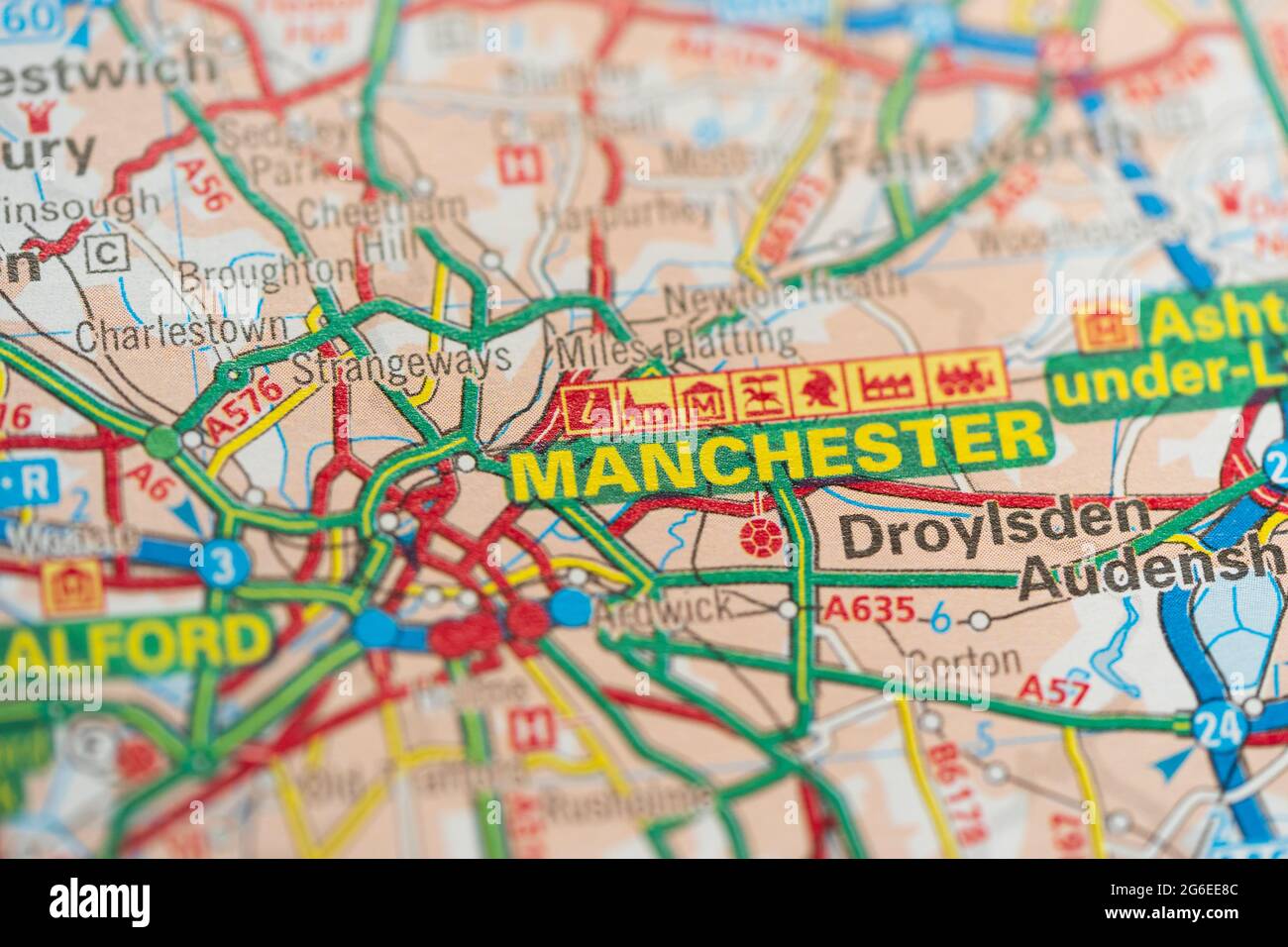 Un closeup macro di una pagina in un atlante di carta stradale stampata che mostra la città di Manchester, Inghilterra Foto Stock