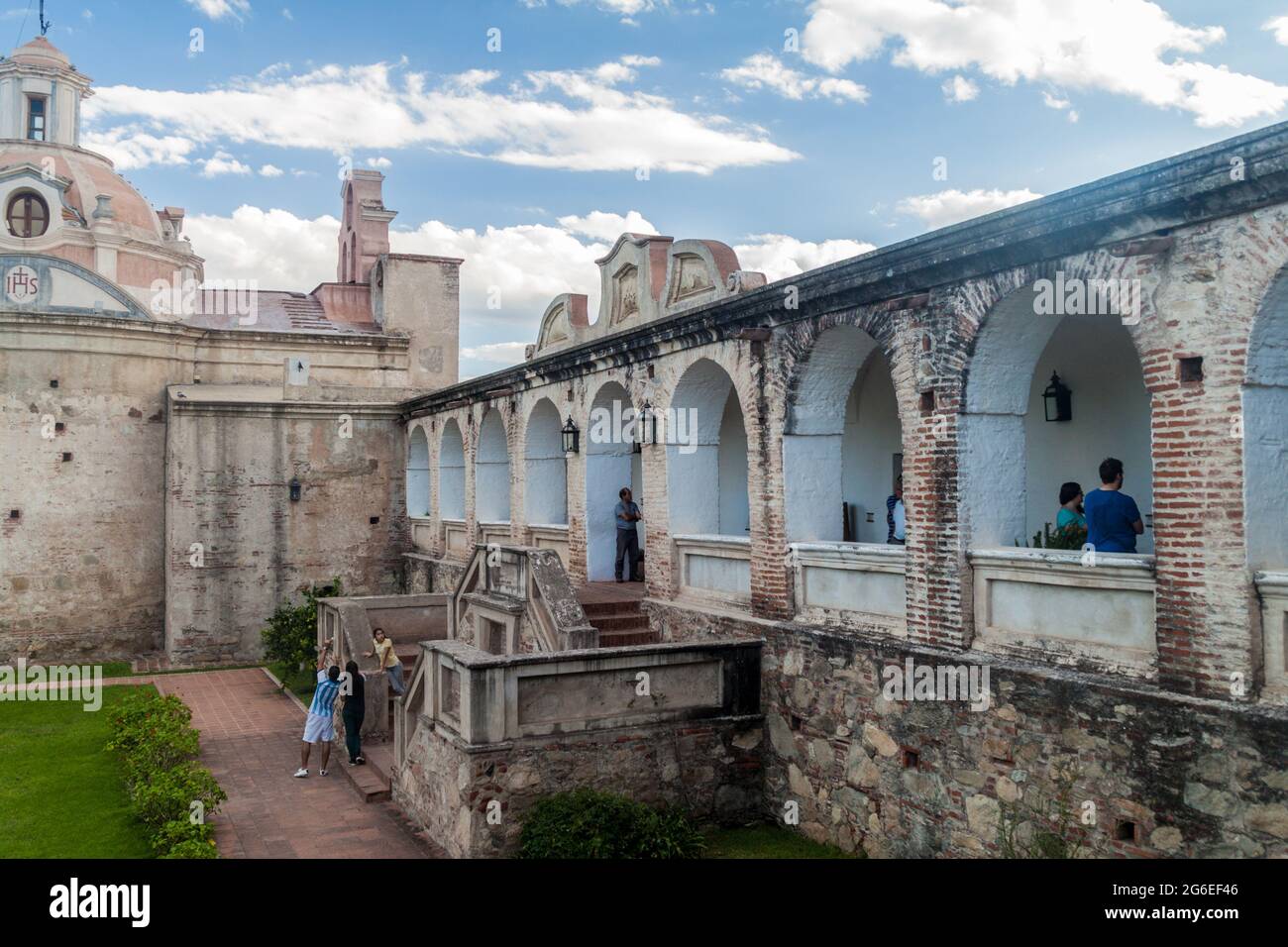 ALTA GRACIA, ARGENTINA - 3 APRILE 2015: I turisti visitano una ex missione gesuita in alta Gracia, Argentina Foto Stock