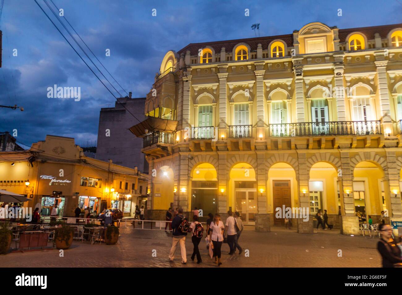 SALTA, ARGENTINA - 8 APRILE 2015: Vista notturna degli edifici coloniali in Plaza 9 de Julio a Salta. Foto Stock